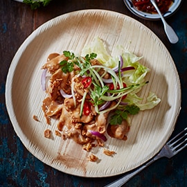 Salade hete kip met pindadressing